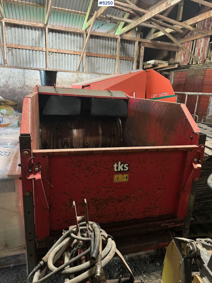 TKS K2 CombiCutter (round‑bale shredder/feeder machine) - Grasutstyr: bilde 1 TKS K2 CombiCutter (round‑bale shredder/feeder machine) - Grasutstyr: bilde 1