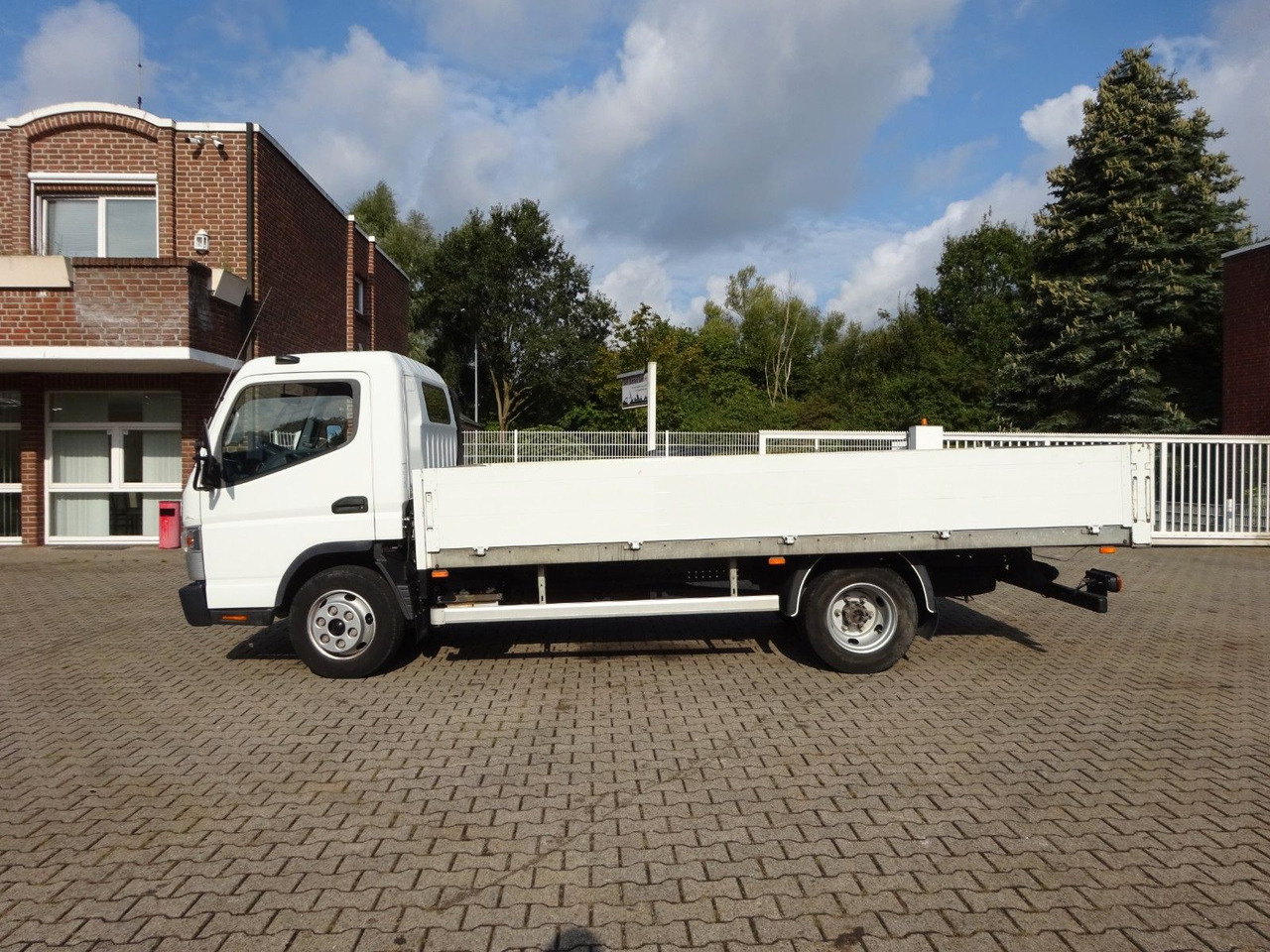 FUSO CANTER 7C15 Pritsche 4x2 - Varebil med plan: bilde 2 FUSO CANTER 7C15 Pritsche 4x2 - Varebil med plan: bilde 2