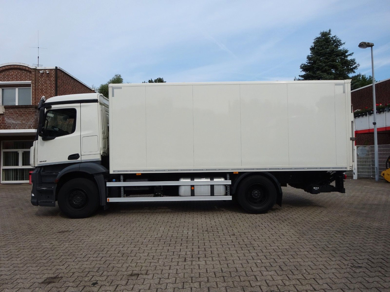 Mercedes-Benz 1842 Antos Koffer + BÄR Ladebordwand 4x2 - Skapbil: bilde 2 Mercedes-Benz 1842 Antos Koffer + BÄR Ladebordwand 4x2 - Skapbil: bilde 2