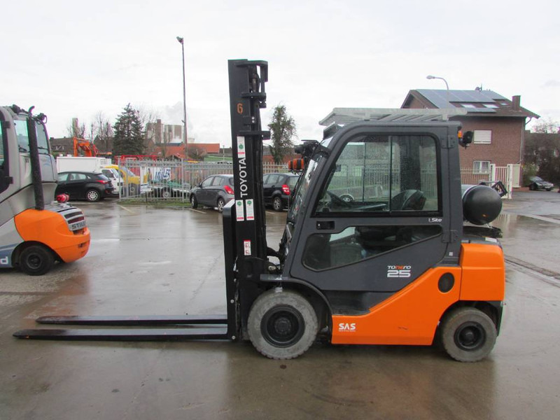 Toyota 02-8 FGF 25 Tonero 25 Gas Stapler - Gasstruck: bilde 1 Toyota 02-8 FGF 25 Tonero 25 Gas Stapler - Gasstruck: bilde 1
