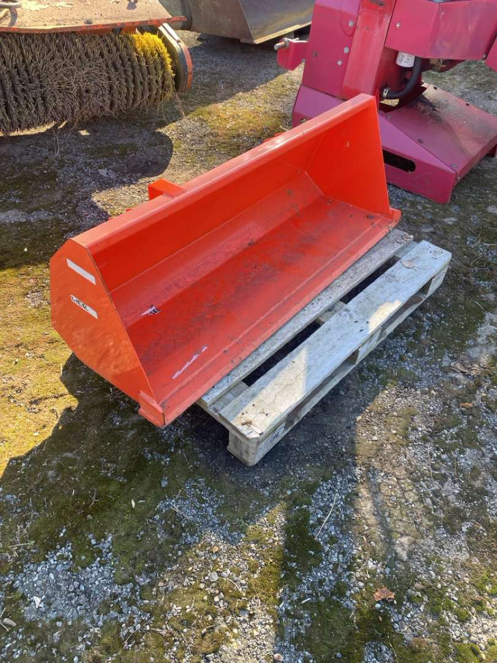 Kubota B1625 skuffe - Utstyr: bilde 1 Kubota B1625 skuffe - Utstyr: bilde 1