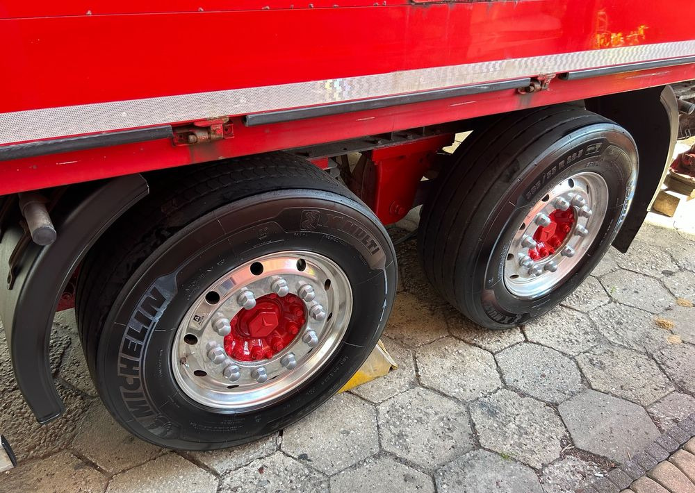 Schmitz Cargobull 7.7m OCYNK OSIE MERCEDES ALUFELGI KONTENER TANDEM NAPOJÓWKA OTWIERANY BOK DO NAPOJÓW STAN BDB - Distribusjon av drikkevarer semitrailer: bilde 4 Schmitz Cargobull 7.7m OCYNK OSIE MERCEDES ALUFELGI KONTENER TANDEM NAPOJÓWKA OTWIERANY BOK DO NAPOJÓW STAN BDB - Distribusjon av drikkevarer semitrailer: bilde 4
