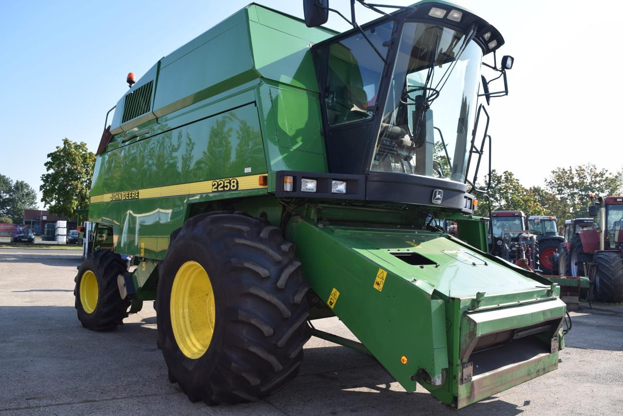 John Deere 2064 - Skurtresker: bilde 2 John Deere 2064 - Skurtresker: bilde 2