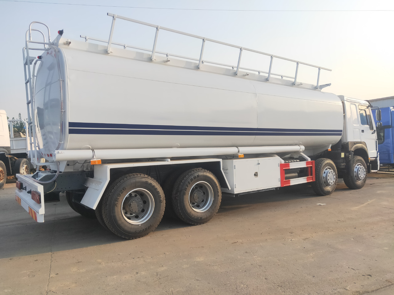 SINOTRUK HOWO 8*4 30 Cubic Meter Tank Truck - Lastebil: bilde 2 SINOTRUK HOWO 8*4 30 Cubic Meter Tank Truck - Lastebil: bilde 2