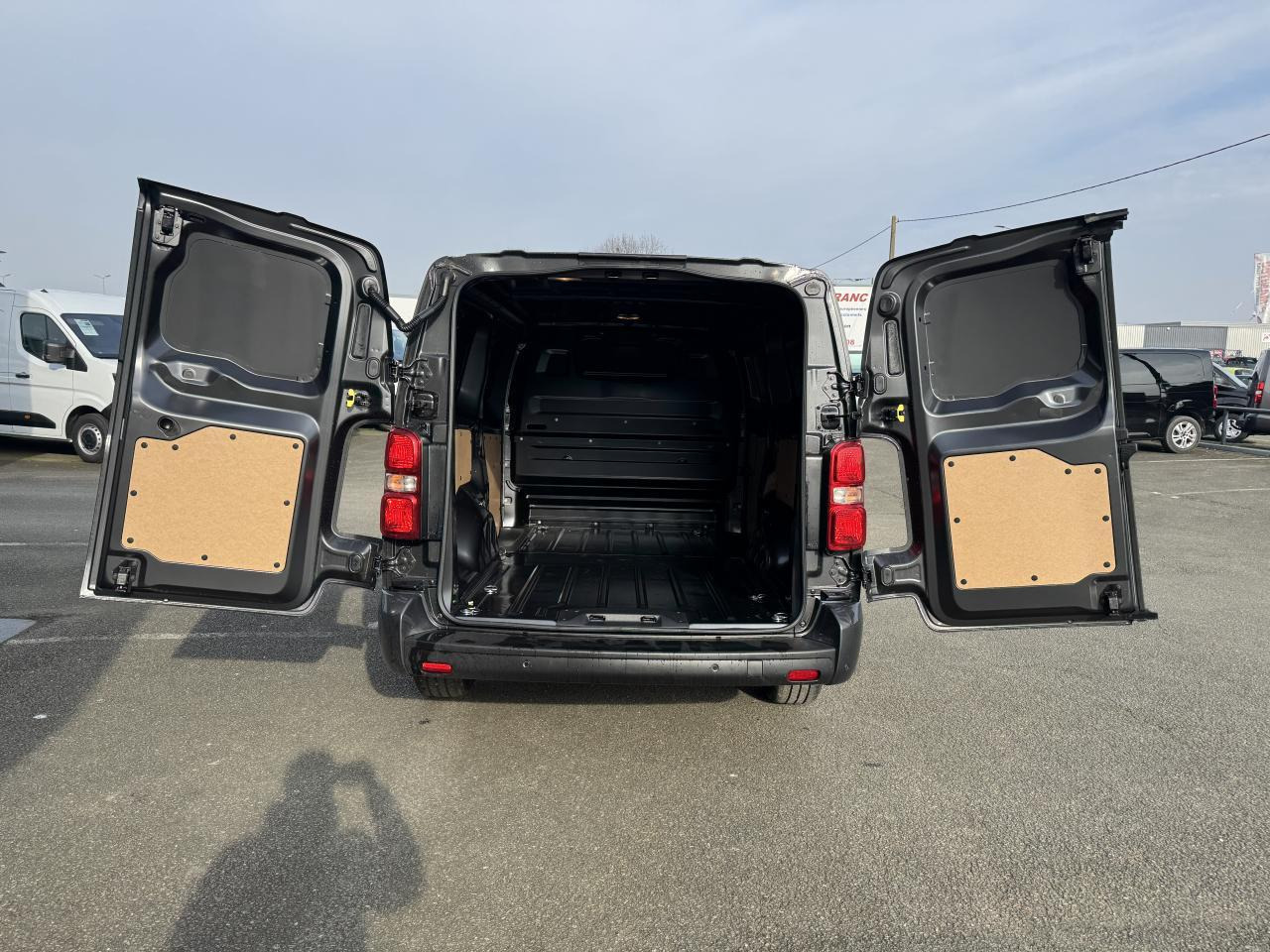 Citroen Jumpy 2 PLACES XL 2.0 BLUEHDI 180CH S&S PACK PREMIUM CONNECT EAT8 - Kassebil: bilde 2 Citroen Jumpy 2 PLACES XL 2.0 BLUEHDI 180CH S&S PACK PREMIUM CONNECT EAT8 - Kassebil: bilde 2