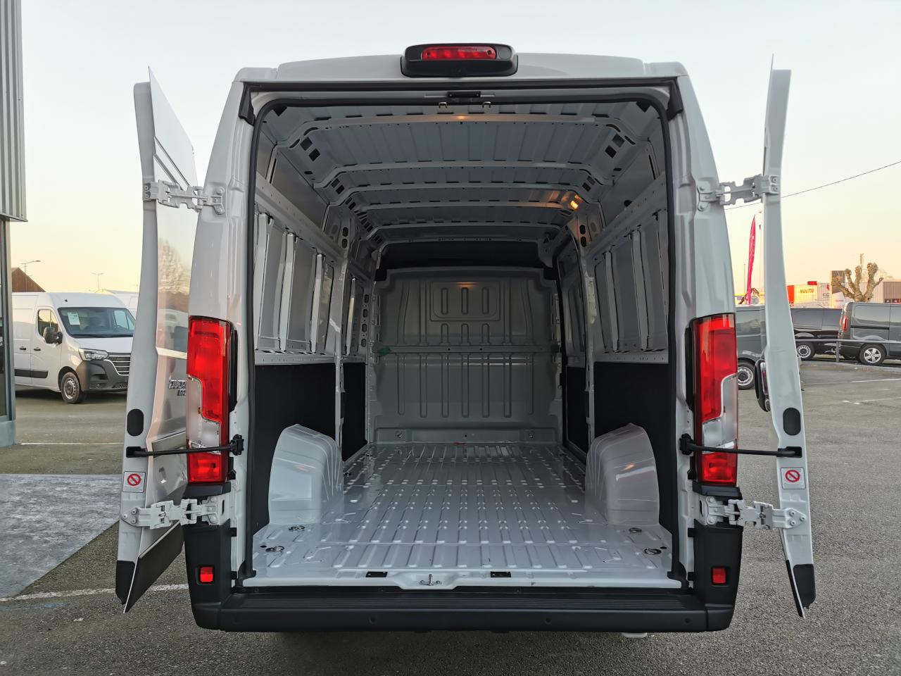 FIAT Ducato Tôlé Maxi 3.5 XL H2 2.2 - 140 S&S III FOURGON TOLE Fourgon Tôlé - Kassebil: bilde 3 FIAT Ducato Tôlé Maxi 3.5 XL H2 2.2 - 140 S&S III FOURGON TOLE Fourgon Tôlé - Kassebil: bilde 3