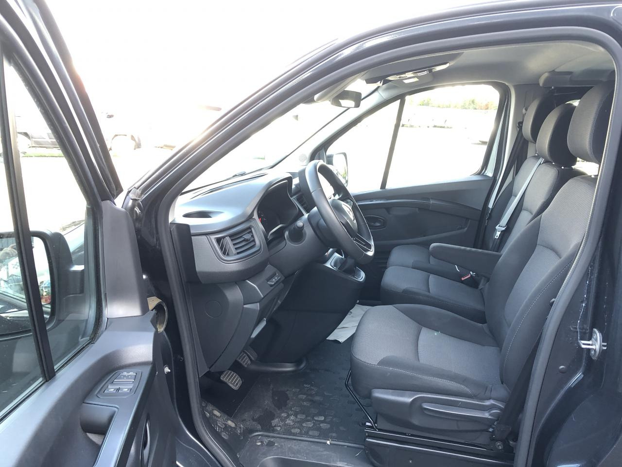 RENAULT Trafic L2 2.0 Energy dCi - 150 - S&S III COMBI Combi Zen L2H1 PHASE 3 - Persontransport: bilde 4 RENAULT Trafic L2 2.0 Energy dCi - 150 - S&S III COMBI Combi Zen L2H1 PHASE 3 - Persontransport: bilde 4