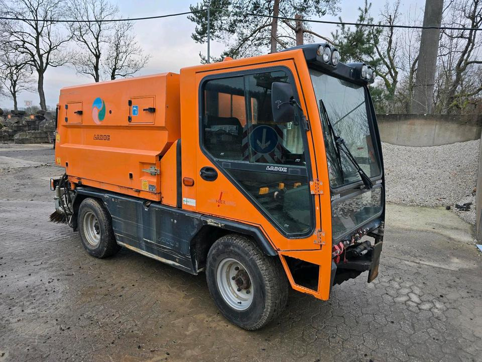 Ladog G129 N20 2004 mit Schierling Kehrmaschine Saugkehreinheit Straßenkehrmaschine Straßenreiniger Winterdienst kein Multicar - Feiebil: bilde 1 Ladog G129 N20 2004 mit Schierling Kehrmaschine Saugkehreinheit Straßenkehrmaschine Straßenreiniger Winterdienst kein Multicar - Feiebil: bilde 1