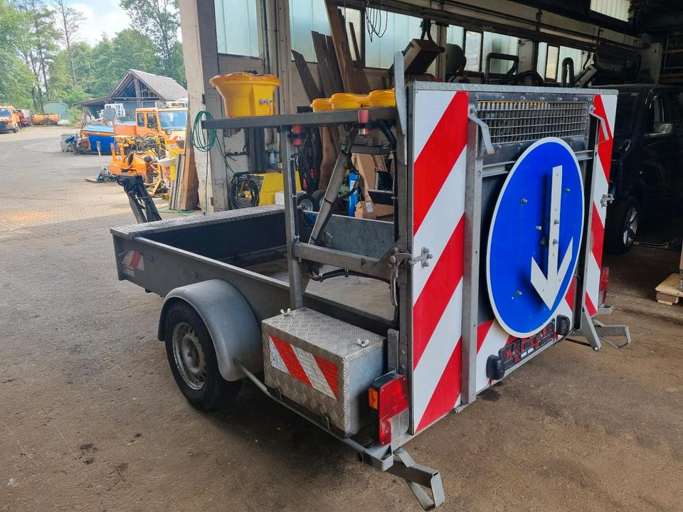 Mersch Absperrtafel Nissen VZ 616 B3 LED Ausführung Auffahrampe Verkehrsleittafel Verkehrsleitanhänger Verkehrssicherungsanhänger Horizont Trebbiner Verkehrssicherung Baustellenabsicherung Unimog Auto - Anleggsmaskiner, Tilhenger: bilde 1 Mersch Absperrtafel Nissen VZ 616 B3 LED Ausführung Auffahrampe Verkehrsleittafel Verkehrsleitanhänger Verkehrssicherungsanhänger Horizont Trebbiner Verkehrssicherung Baustellenabsicherung Unimog Auto - Anleggsmaskiner, Tilhenger: bilde 1