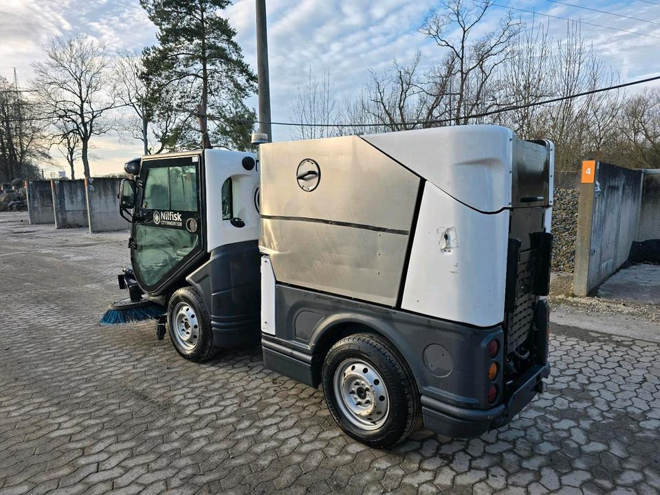 Nilfisk City Ranger 3500 Kehrmaschine Straßenkehrmaschine mit Schmidt Bediendisplay Hako Kehreinheit - Feiebil: bilde 3 Nilfisk City Ranger 3500 Kehrmaschine Straßenkehrmaschine mit Schmidt Bediendisplay Hako Kehreinheit - Feiebil: bilde 3