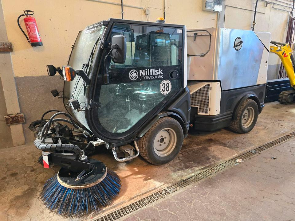 Nilfisk City Ranger 3500 Kehrmaschine Straßenkehrmaschine mit Schmidt Bediendisplay Hako Kehreinheit - Feiebil: bilde 1 Nilfisk City Ranger 3500 Kehrmaschine Straßenkehrmaschine mit Schmidt Bediendisplay Hako Kehreinheit - Feiebil: bilde 1