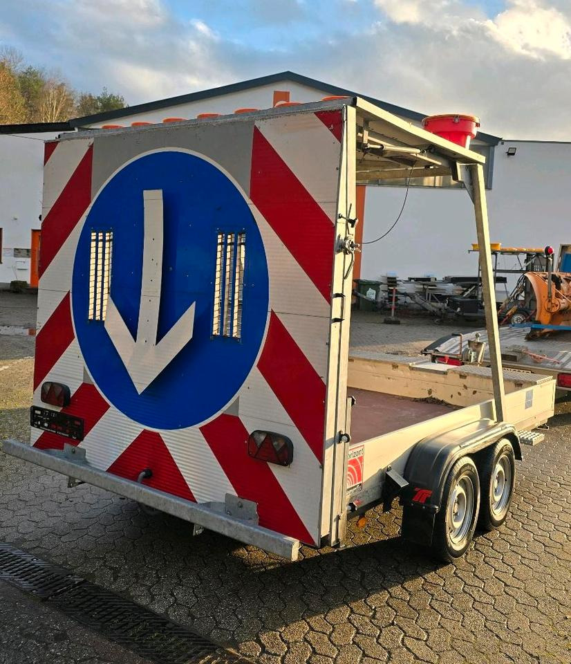 Horizont Trebbiner FA1 LRF 25.35 LED Absperrtafel Tandem Verkehrsleittafel FAT Verkehrssicherungsanhänger Nissen - Tilhenger: bilde 1 Horizont Trebbiner FA1 LRF 25.35 LED Absperrtafel Tandem Verkehrsleittafel FAT Verkehrssicherungsanhänger Nissen - Tilhenger: bilde 1