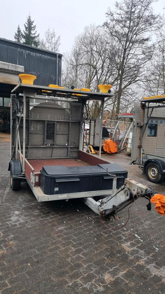 Nissen A31 LED Absperrtafel mit GPS Dora Funkwarnmeldeanlage FAT Verkehrsleittafel Verkehrsleitanhänger Verkehrssicherungsanhänger Leitanhänger Leittafel - Tilhenger: bilde 3 Nissen A31 LED Absperrtafel mit GPS Dora Funkwarnmeldeanlage FAT Verkehrsleittafel Verkehrsleitanhänger Verkehrssicherungsanhänger Leitanhänger Leittafel - Tilhenger: bilde 3