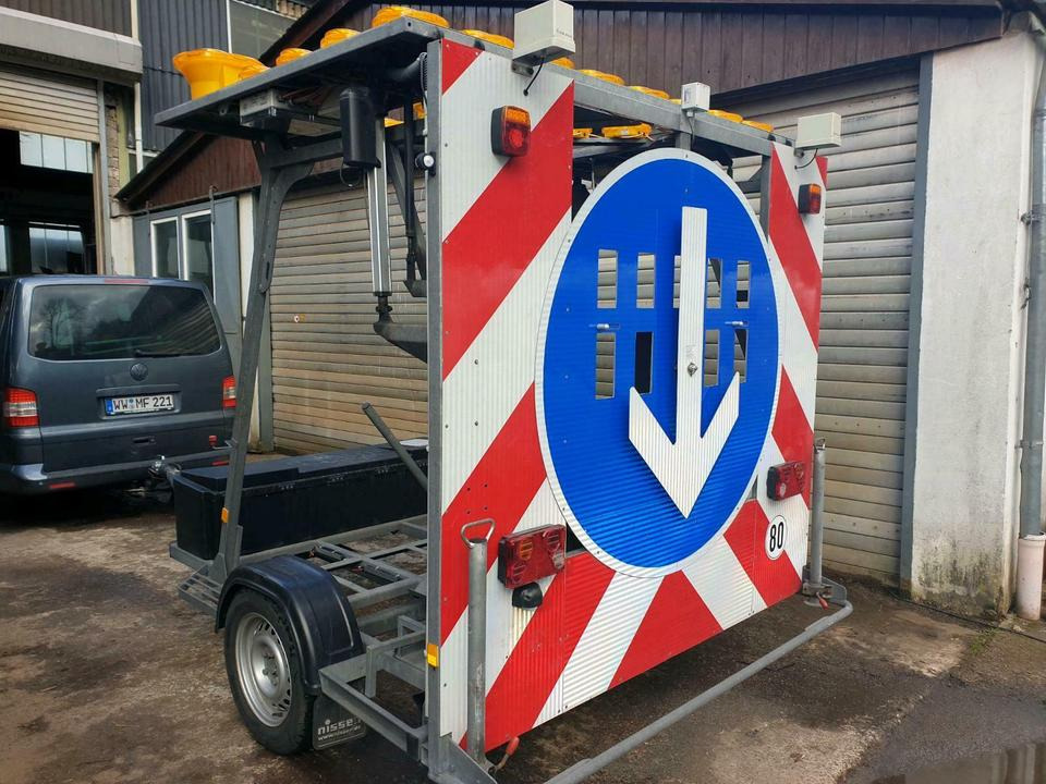 Nissen Absperrtafel Sperrwand Verkehrleitanhänger VZ 616 unimog - Tilhenger: bilde 1 Nissen Absperrtafel Sperrwand Verkehrleitanhänger VZ 616 unimog - Tilhenger: bilde 1