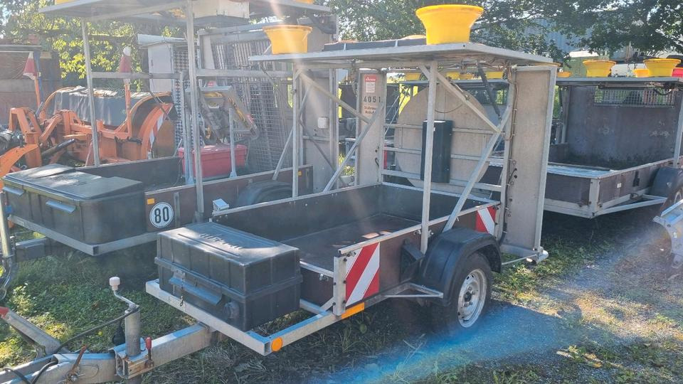 Nissen Absperrtafel VZ616 Sperrwand Verkehrsleittafel Verkehrsleitanhänger Verkehrssicherungsanhänger Leitanhänger Horizont Verkehrssicherung VLT VWT - Tilhenger: bilde 2 Nissen Absperrtafel VZ616 Sperrwand Verkehrsleittafel Verkehrsleitanhänger Verkehrssicherungsanhänger Leitanhänger Horizont Verkehrssicherung VLT VWT - Tilhenger: bilde 2