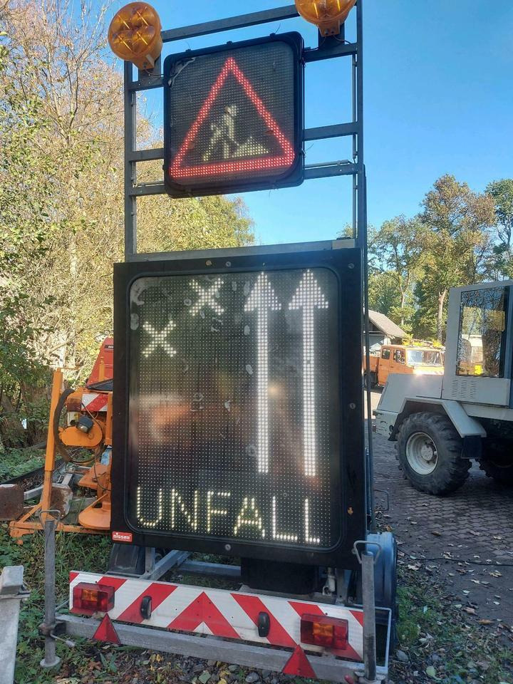 Nissen VLT LED Schilderwagen Verkehrssicherungsanhänger Leittafel - Tilhenger: bilde 2 Nissen VLT LED Schilderwagen Verkehrssicherungsanhänger Leittafel - Tilhenger: bilde 2