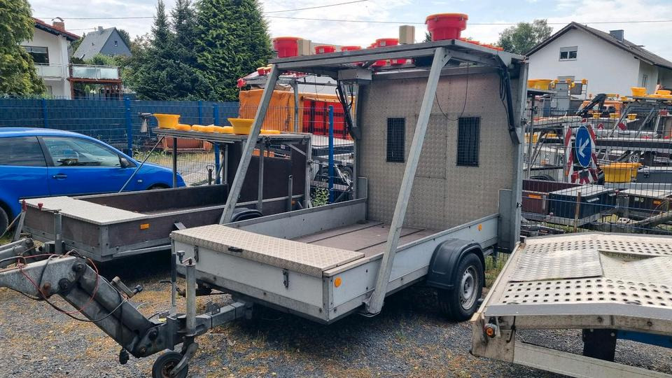 Trebbiner Absperrtafel VZ616 LED Funkwarnmeldeanlage Absperrtafel Sperrwand Verkehrsleittafel Verkehrsleitanhänger Verkehrssicherungsanhänger Leitanhänger Leittafel Verkehrssicherung Nissen Horizont - Anleggsmaskiner, Tilhenger: bilde 1 Trebbiner Absperrtafel VZ616 LED Funkwarnmeldeanlage Absperrtafel Sperrwand Verkehrsleittafel Verkehrsleitanhänger Verkehrssicherungsanhänger Leitanhänger Leittafel Verkehrssicherung Nissen Horizont - Anleggsmaskiner, Tilhenger: bilde 1
