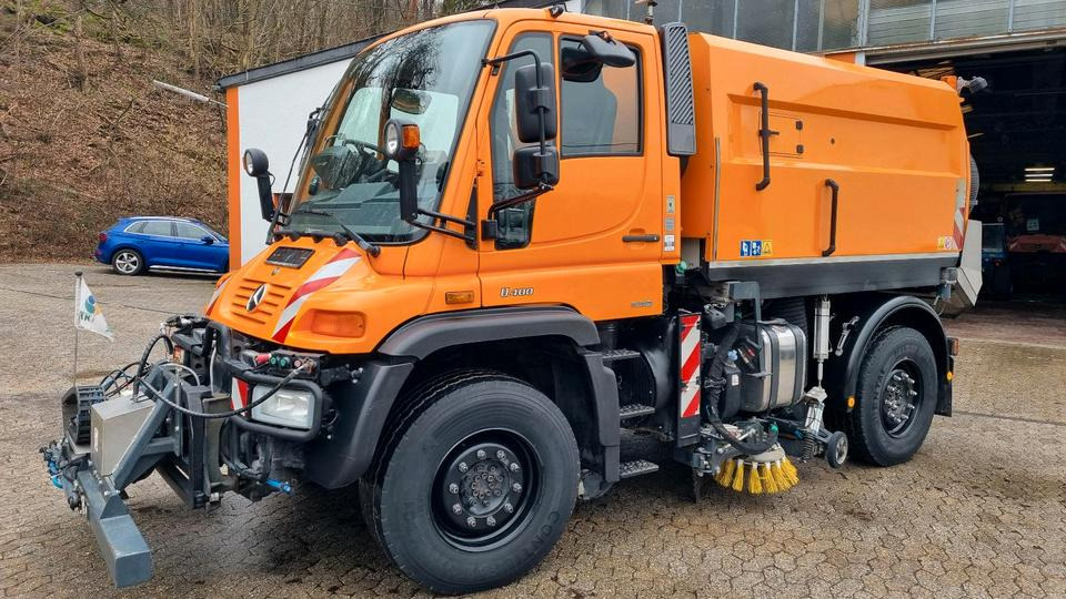 Unimog Kehrmaschine U400 405 Mercedes-Benz Hydrostat Wechsellenkung Variopilot - Feiebil: bilde 2 Unimog Kehrmaschine U400 405 Mercedes-Benz Hydrostat Wechsellenkung Variopilot - Feiebil: bilde 2