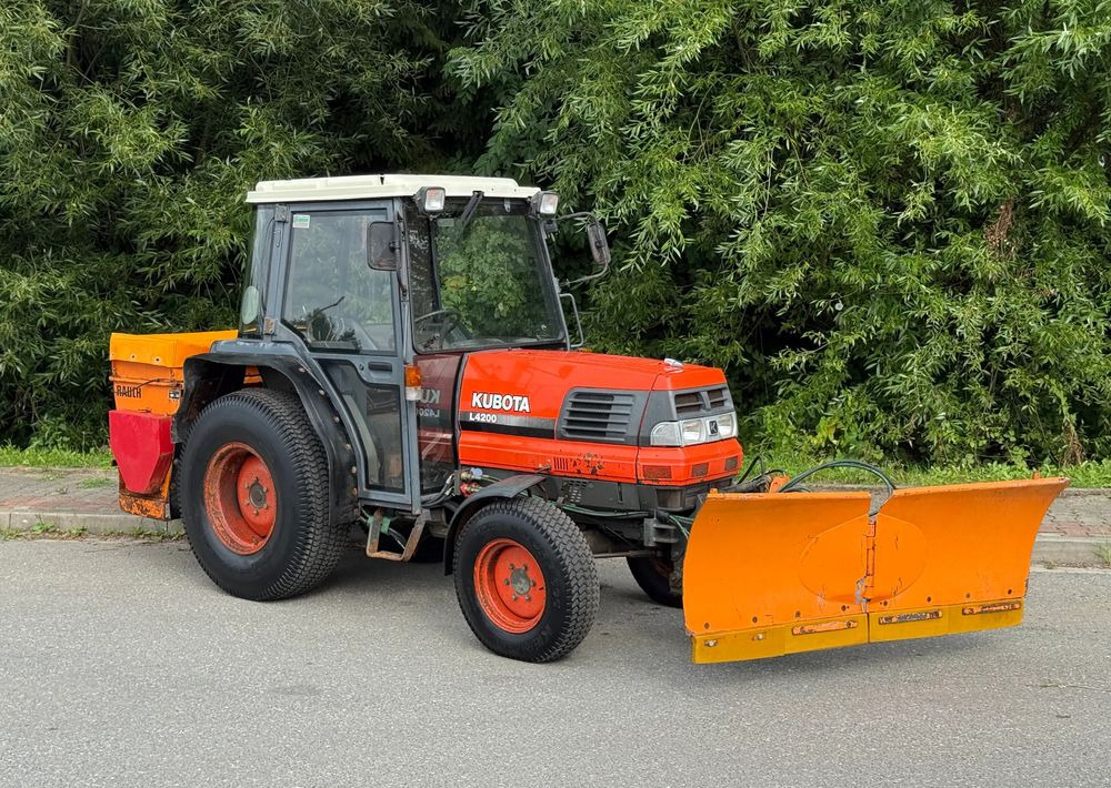 Kubota * Traktor KUBOTA L4200 * 4x4 * Pług Piaskarka * Wałek Przód Tył * Sprowadzony* Zimowe Utrzymanie - Traktor: bilde 1 Kubota * Traktor KUBOTA L4200 * 4x4 * Pług Piaskarka * Wałek Przód Tył * Sprowadzony* Zimowe Utrzymanie - Traktor: bilde 1