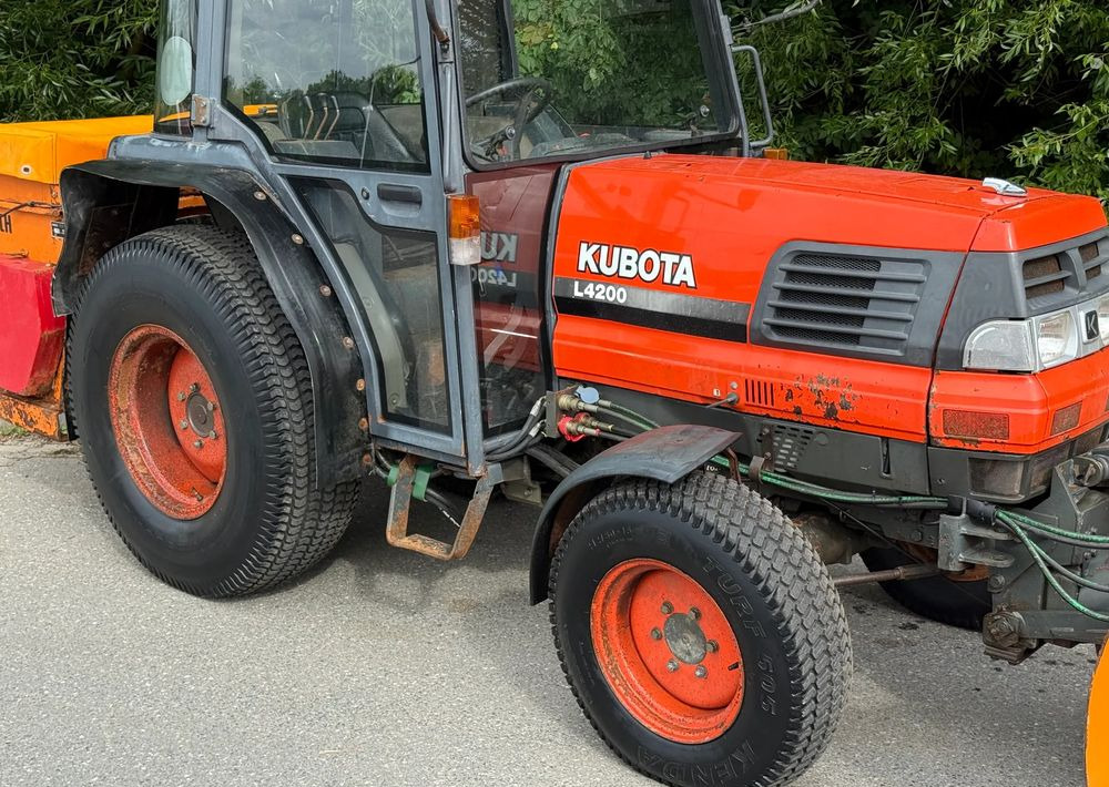 Kubota * Traktor KUBOTA L4200 * 4x4 * Pług Piaskarka * Wałek Przód Tył * Sprowadzony* Zimowe Utrzymanie - Traktor: bilde 4 Kubota * Traktor KUBOTA L4200 * 4x4 * Pług Piaskarka * Wałek Przód Tył * Sprowadzony* Zimowe Utrzymanie - Traktor: bilde 4