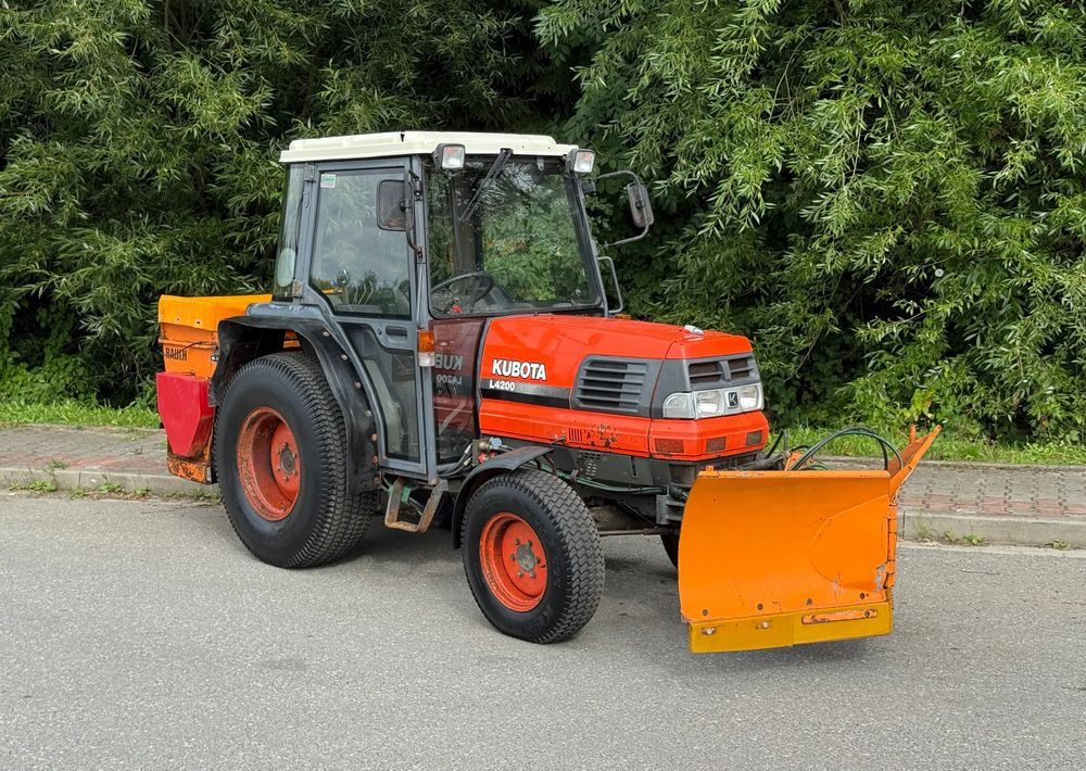 Kubota * Traktor KUBOTA L4200 * 4x4 * Pług Piaskarka * Wałek Przód Tył * Sprowadzony* Zimowe Utrzymanie - Traktor: bilde 2 Kubota * Traktor KUBOTA L4200 * 4x4 * Pług Piaskarka * Wałek Przód Tył * Sprowadzony* Zimowe Utrzymanie - Traktor: bilde 2