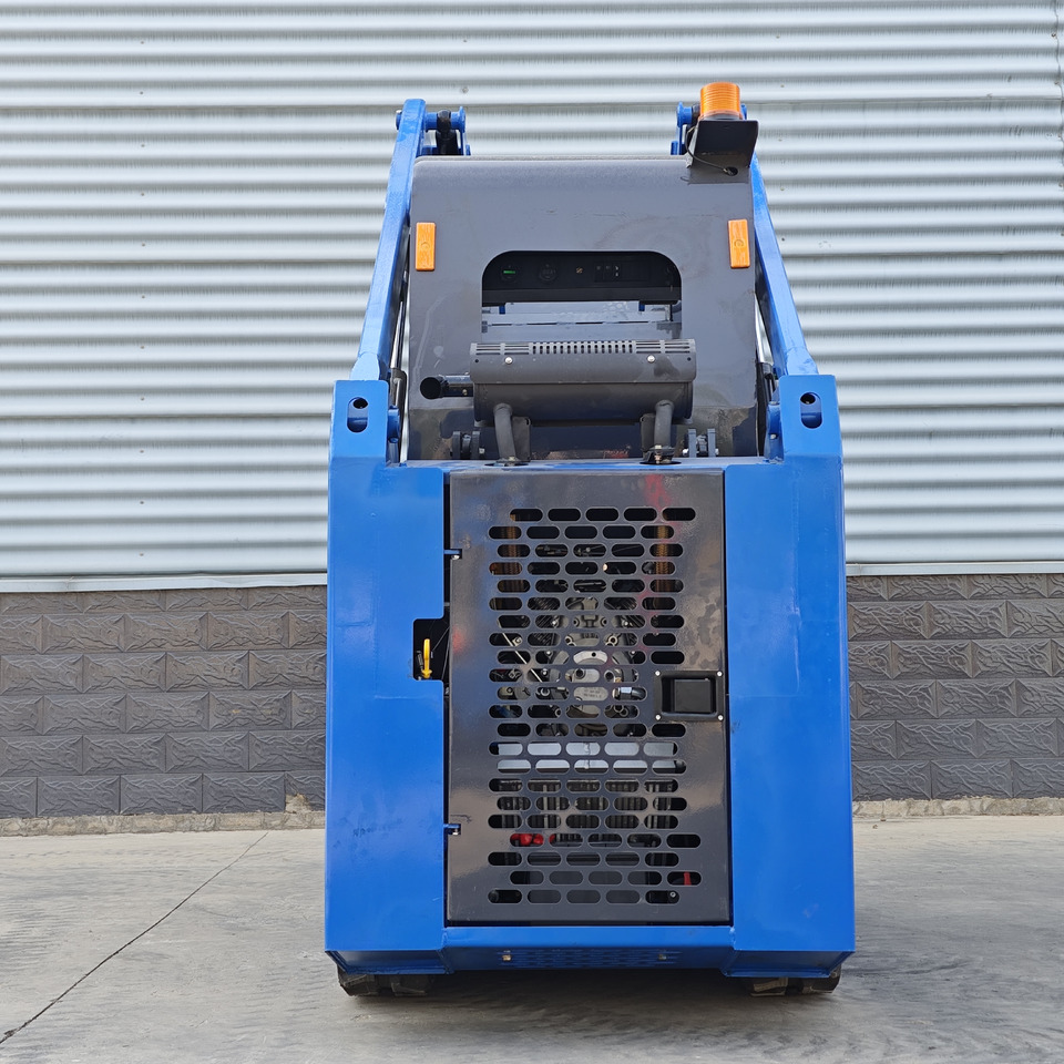 LEZUM LA670 Mini Small Skid Steer Loader Compact Track Diesel Mini Skid Steer Loader For Sale With Small Mini Skid Steer Attachments 4 In 1 Bucket - Kompaktlaster: bilde 3 LEZUM LA670 Mini Small Skid Steer Loader Compact Track Diesel Mini Skid Steer Loader For Sale With Small Mini Skid Steer Attachments 4 In 1 Bucket - Kompaktlaster: bilde 3