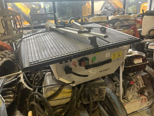 SCIE DE CARRELAGE HUSQVARNA TS230F - Verktøy/ Utstyr: bilde 2 SCIE DE CARRELAGE HUSQVARNA TS230F - Verktøy/ Utstyr: bilde 2