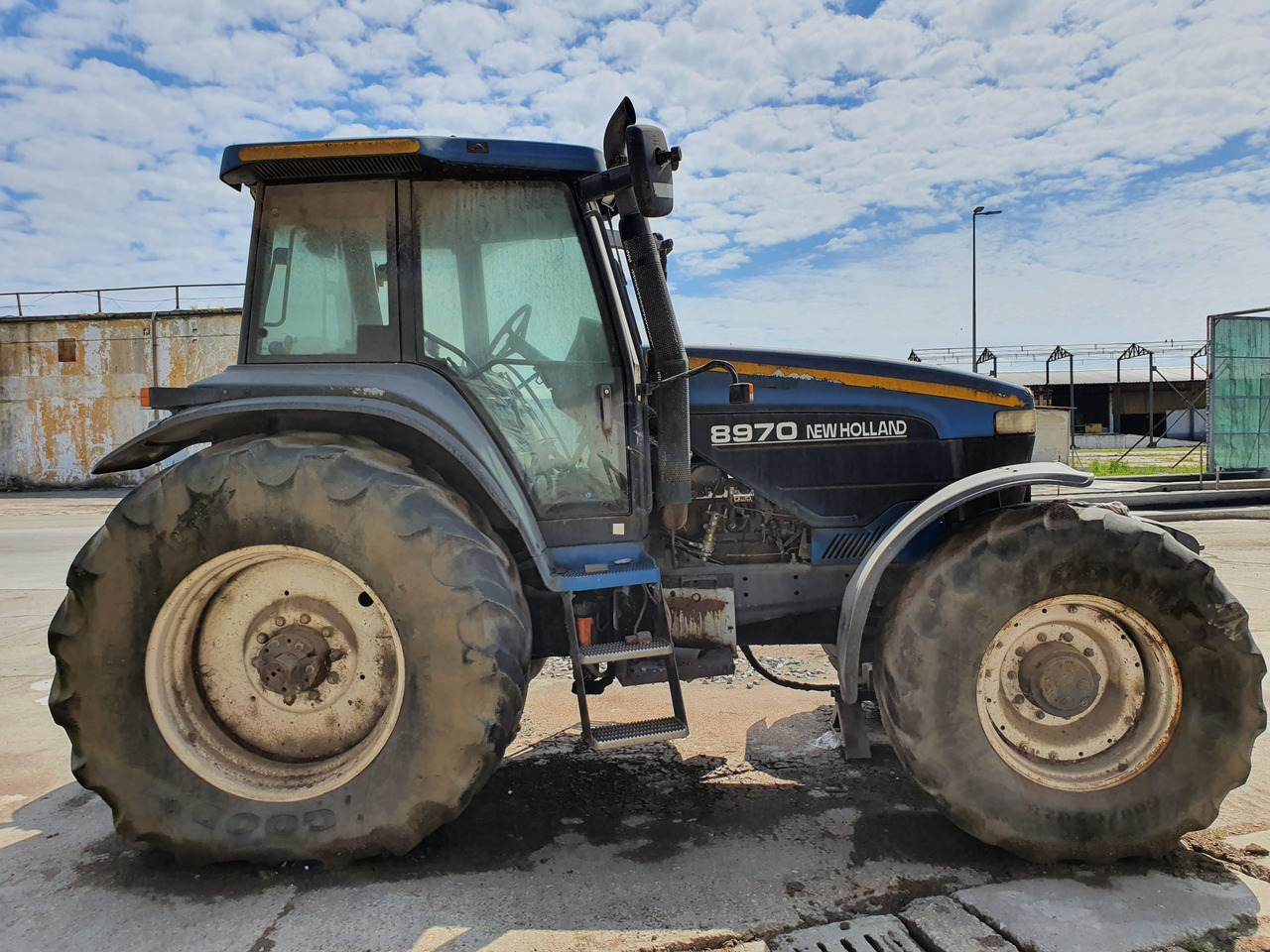 NEW HOLLAND 8970 Tractor 4×4 - Traktor: bilde 1 NEW HOLLAND 8970 Tractor 4×4 - Traktor: bilde 1