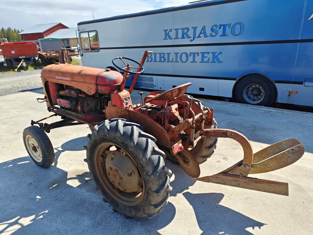 Massey Harris 820D harvinainen 2-sylinterinen diesel, katso video! - Traktor: bilde 4 Massey Harris 820D harvinainen 2-sylinterinen diesel, katso video! - Traktor: bilde 4