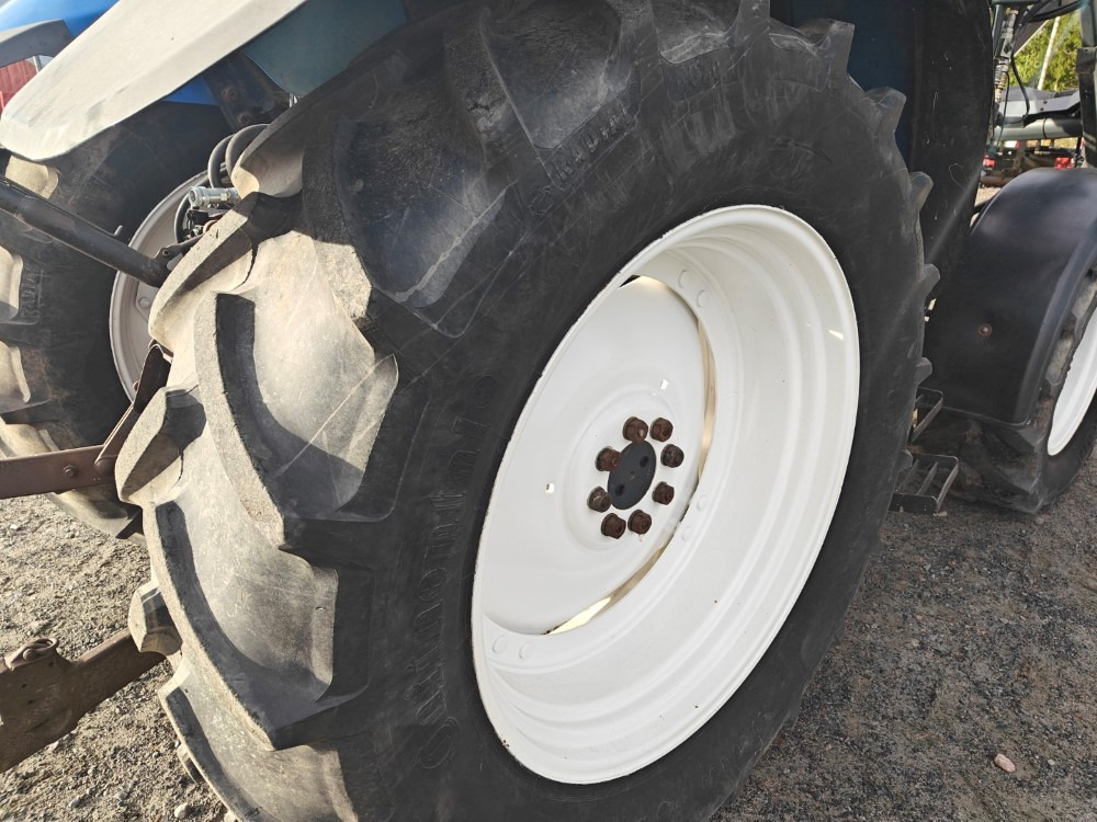 Traktor New Holland TS100, ES vaihteisto, ilmastointi, etukuormaaja Ålö Q55, katso video!: bilde 12 Traktor New Holland TS100, ES vaihteisto, ilmastointi, etukuormaaja Ålö Q55, katso video!: bilde 12