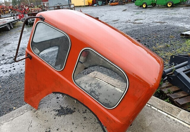 Traktorin hytti - lasikuituinen - Førerhus for Traktor: bilde 1 Traktorin hytti - lasikuituinen - Førerhus for Traktor: bilde 1