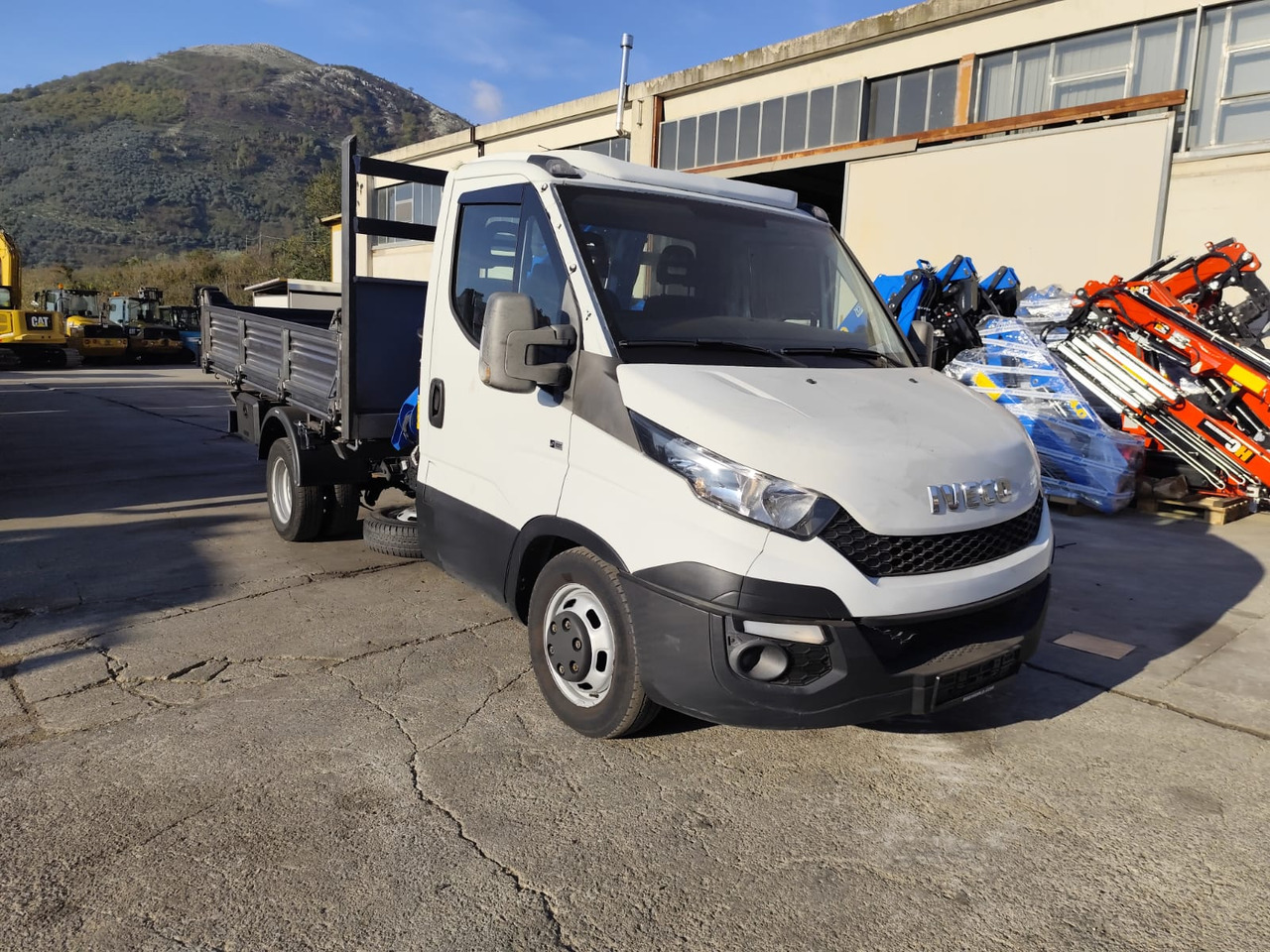 IVECO DAILY 35C15 - Kranbil, Varebil med tipp: bilde 1 IVECO DAILY 35C15 - Kranbil, Varebil med tipp: bilde 1