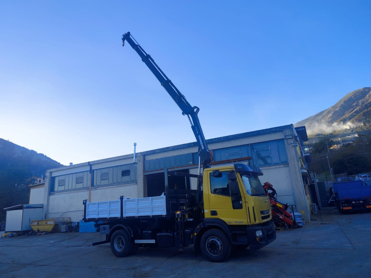 IVECO EUROCARGO 160E30 - Kranbil: bilde 2 IVECO EUROCARGO 160E30 - Kranbil: bilde 2