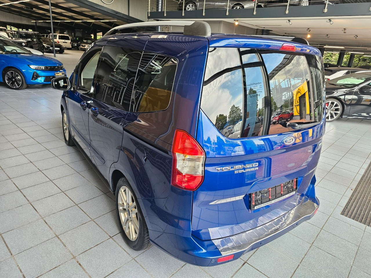 Ford Tourneo Courier Titanium behzb. Windschutzschei - Persontransport: bilde 5 Ford Tourneo Courier Titanium behzb. Windschutzschei - Persontransport: bilde 5