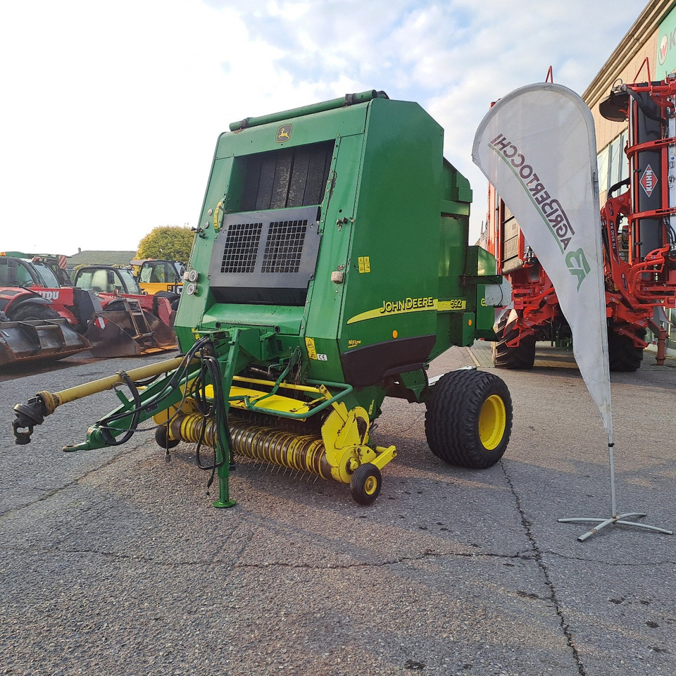ROTOPRESSA JOHN DEERE 592 - Rundballepresse: bilde 1 ROTOPRESSA JOHN DEERE 592 - Rundballepresse: bilde 1