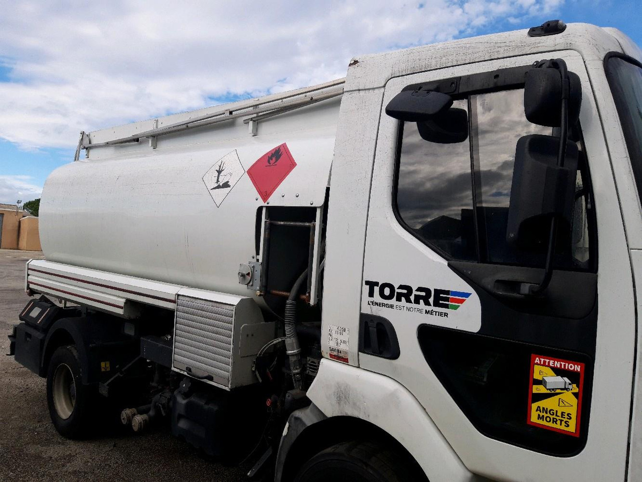 RENAULT MIDLUM CITERNE 7500 - Tankbil: bilde 3 RENAULT MIDLUM CITERNE 7500 - Tankbil: bilde 3