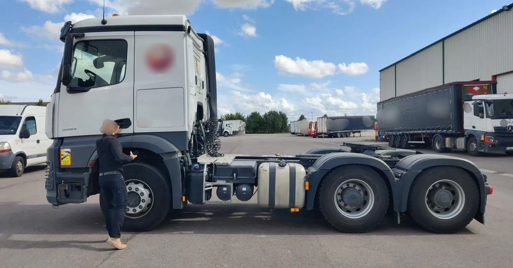 Mercedes-Benz AROCS 3353 6X4 68 TON - Trekkvogn: bilde 3 Mercedes-Benz AROCS 3353 6X4 68 TON - Trekkvogn: bilde 3