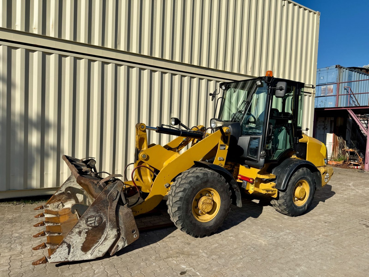 CAT 907H2 / 2014 BJ / 6.390 H / Schaufel + Gabel - Hjullaster: bilde 1 CAT 907H2 / 2014 BJ / 6.390 H / Schaufel + Gabel - Hjullaster: bilde 1