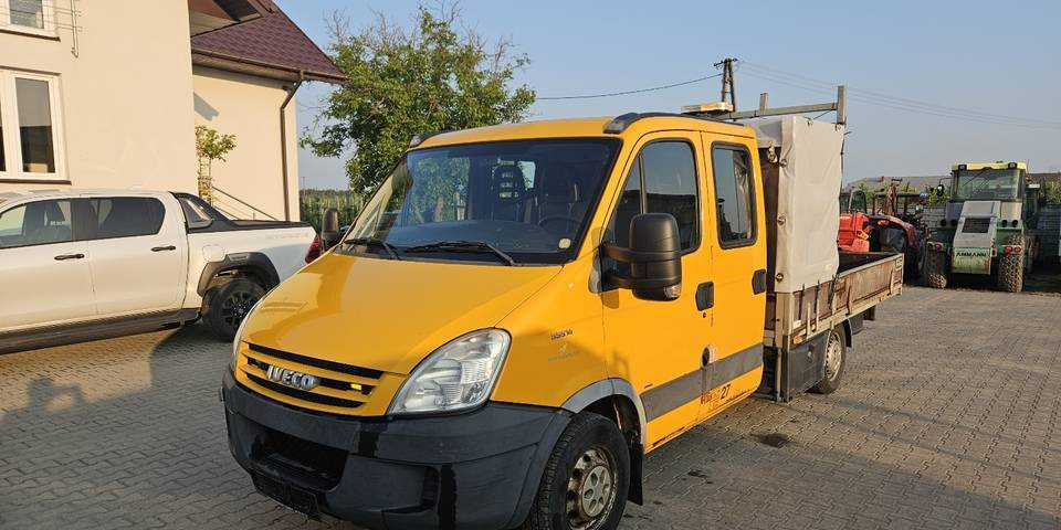 Iveco Daily 35S14 HDS 830 kg doka dubel brygadówka - Varebil med plan: bilde 2 Iveco Daily 35S14 HDS 830 kg doka dubel brygadówka - Varebil med plan: bilde 2
