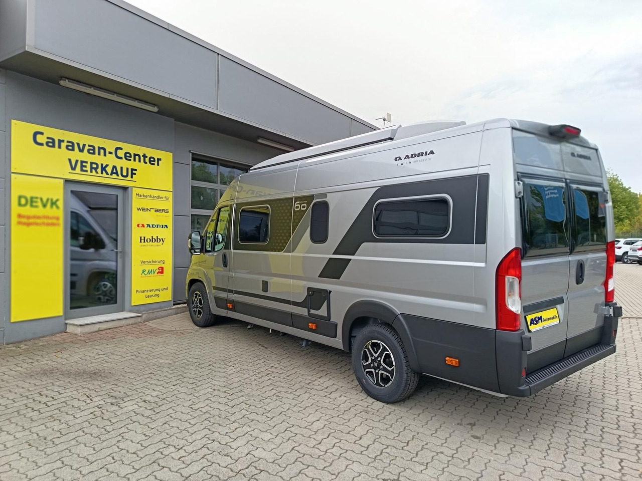 Adria Twin "60Y" 640 SGX 4,25MAXI*JUBILEE*AUFSTELLDACH - Bybobil: bilde 5 Adria Twin "60Y" 640 SGX 4,25MAXI*JUBILEE*AUFSTELLDACH - Bybobil: bilde 5