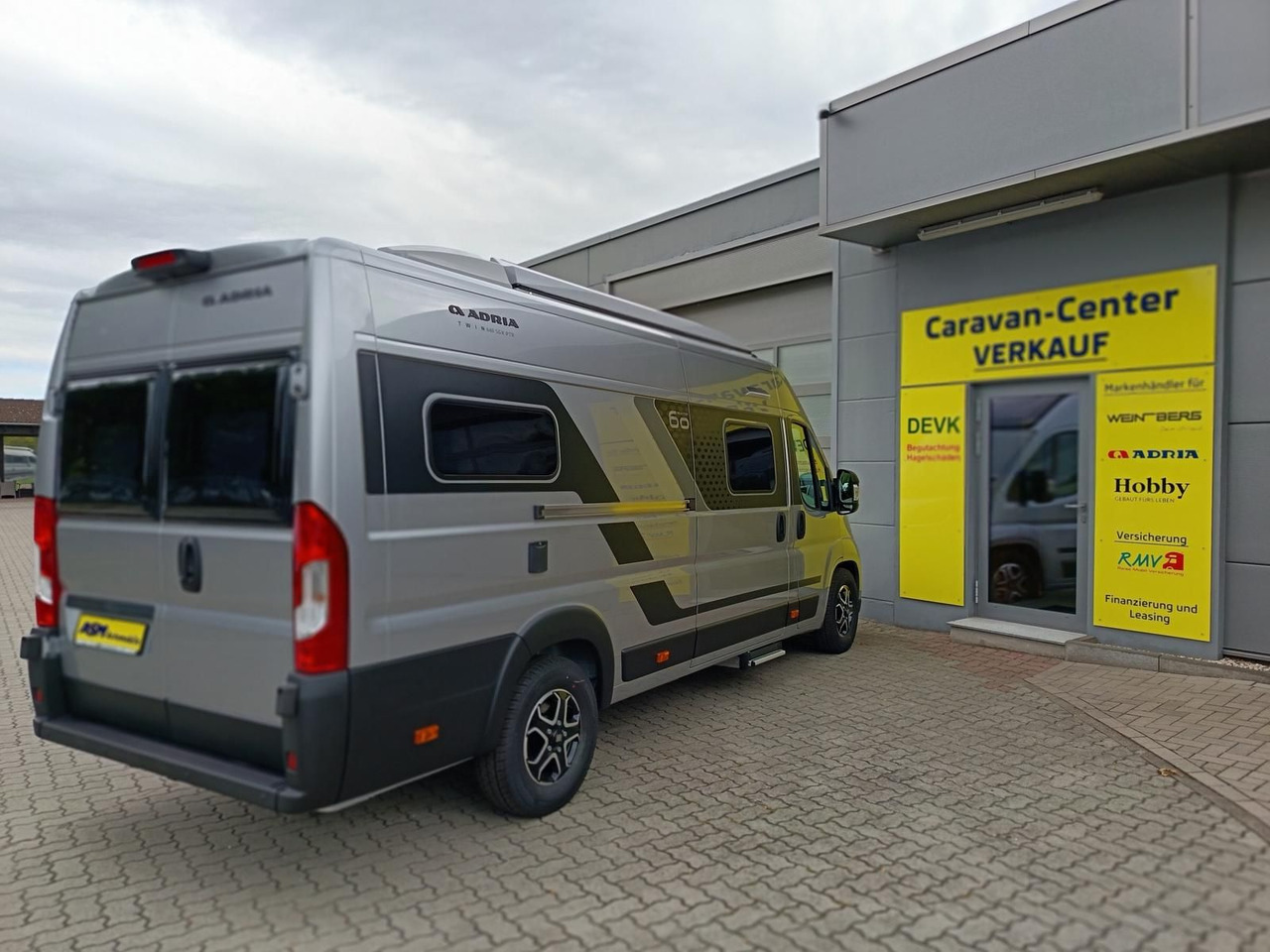 Adria Twin "60Y" 640 SGX 4,25MAXI*JUBILEE*AUFSTELLDACH - Bybobil: bilde 4 Adria Twin "60Y" 640 SGX 4,25MAXI*JUBILEE*AUFSTELLDACH - Bybobil: bilde 4