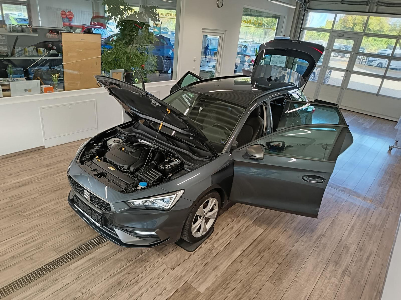 Seat Leon Sportstourer 1,5TSI FR*NAVI*LED*SOUND*R-KAM - Stasjonsvogn: bilde 2 Seat Leon Sportstourer 1,5TSI FR*NAVI*LED*SOUND*R-KAM - Stasjonsvogn: bilde 2