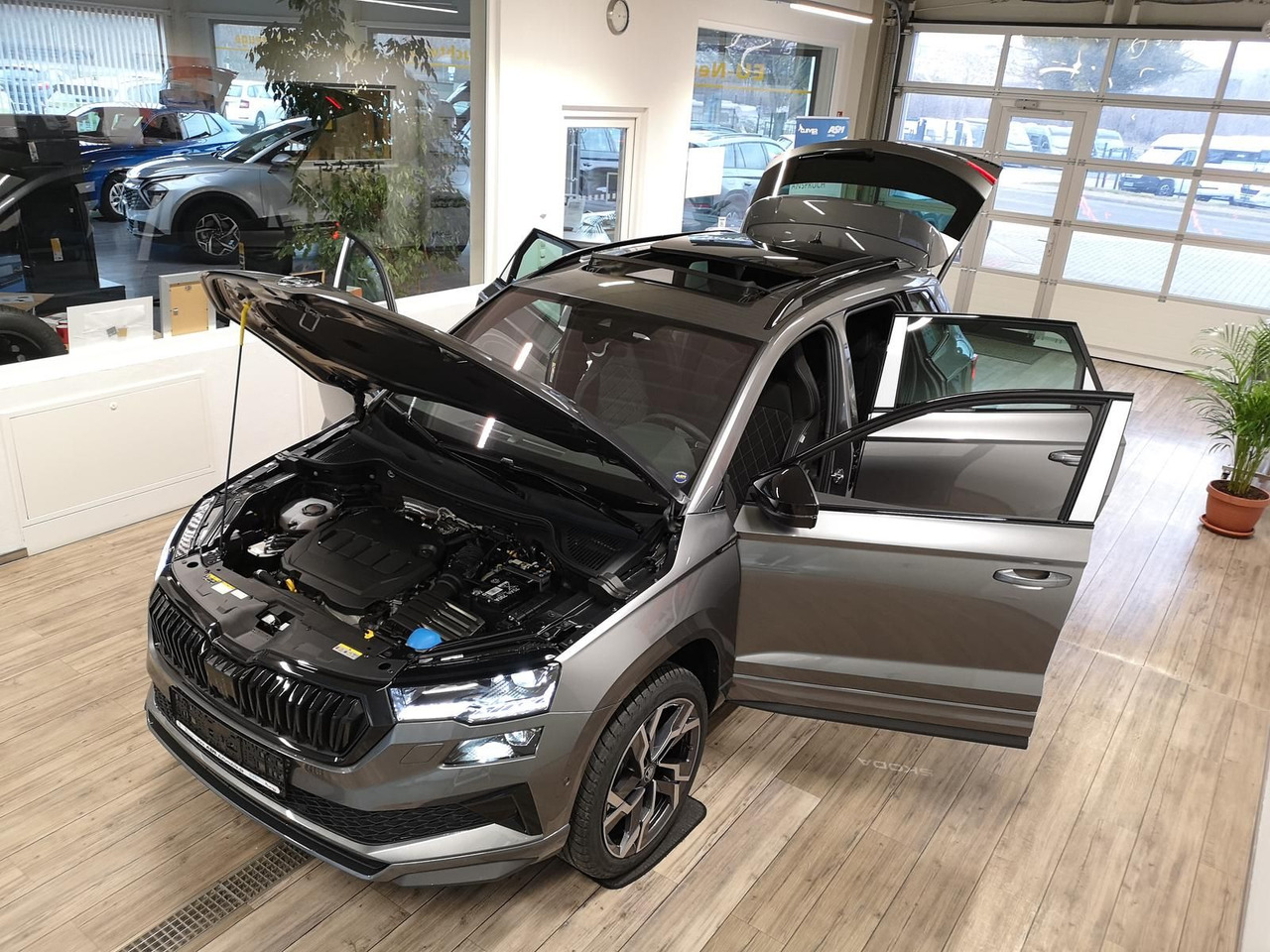 Skoda Karoq Sportline 2,0TDI DSG 4x4*PSD*AHK*360°*NAVI - SUV: bilde 2 Skoda Karoq Sportline 2,0TDI DSG 4x4*PSD*AHK*360°*NAVI - SUV: bilde 2
