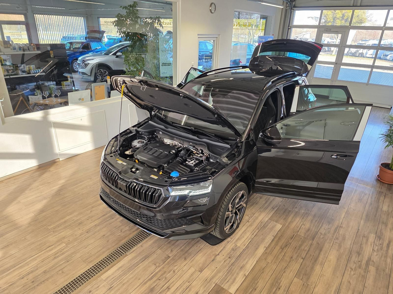 Skoda Karoq Sportline 2,0TDI DSG 4x4*PSD*AHK*360°*NAVI - SUV: bilde 2 Skoda Karoq Sportline 2,0TDI DSG 4x4*PSD*AHK*360°*NAVI - SUV: bilde 2