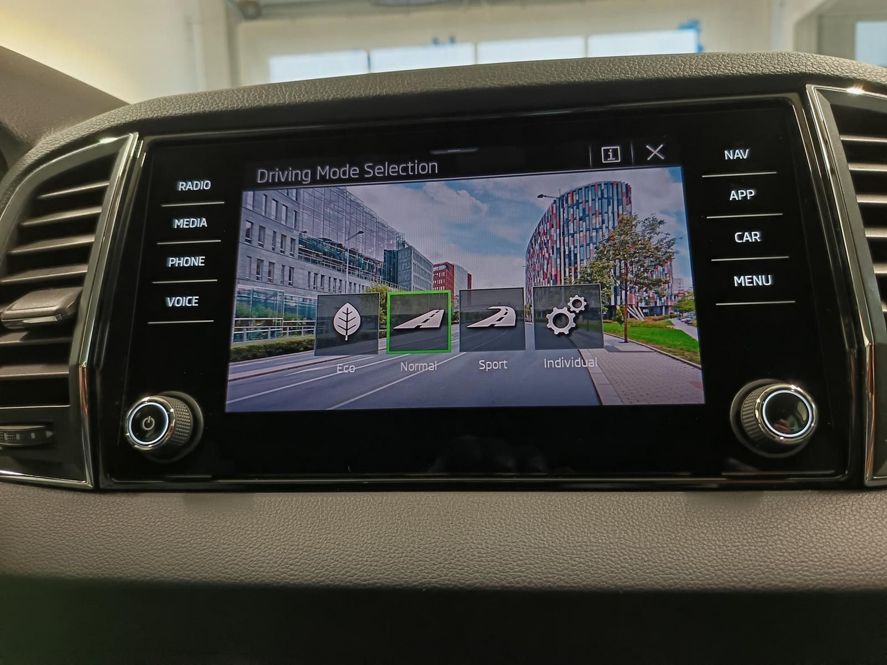 SUV Skoda Karoq Style 1,5 TSI DSG*AHK*NAVI*LED*R-KAM*2xPDC: bilde 14