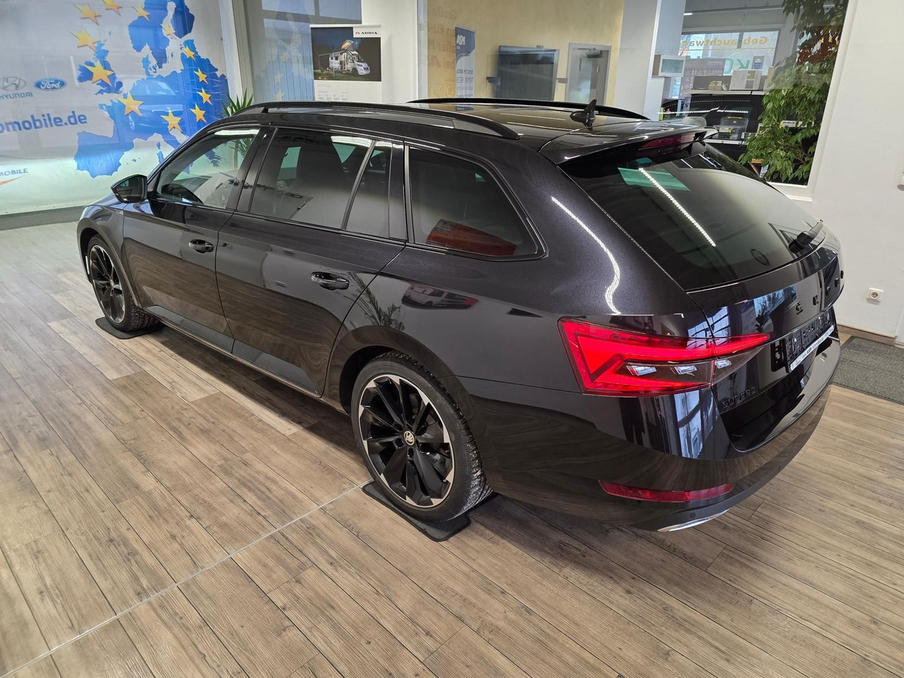 Skoda Superb Combi Sportline 2,0 TDI 4x4*PSD*360°*AHK* - Personenbil: bilde 4 Skoda Superb Combi Sportline 2,0 TDI 4x4*PSD*360°*AHK* - Personenbil: bilde 4