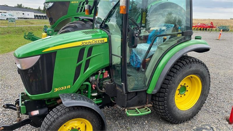 John Deere 3033 R - Traktor: bilde 1 John Deere 3033 R - Traktor: bilde 1