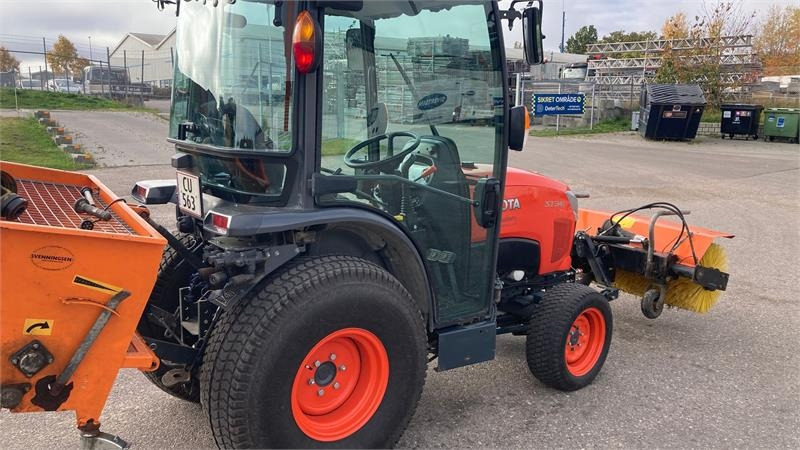 Kubota ST341 inkl. 150 cm kost og udlægger - Kommunale traktor: bilde 5 Kubota ST341 inkl. 150 cm kost og udlægger - Kommunale traktor: bilde 5