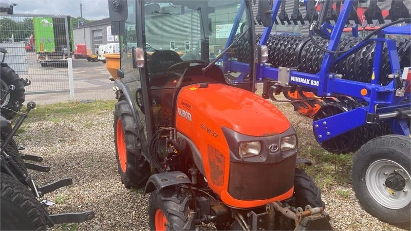 Kubota STW37 Kun 1144 timer STW37 - Kommunale traktor: bilde 1 Kubota STW37 Kun 1144 timer STW37 - Kommunale traktor: bilde 1