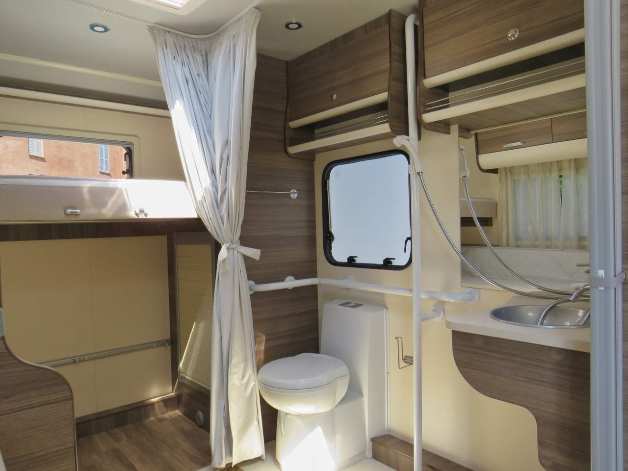 Fiat Ducato RETRACTABLE PLATFORM (300KG CAPACITY) - Bobil: bilde 3 Fiat Ducato RETRACTABLE PLATFORM (300KG CAPACITY) - Bobil: bilde 3